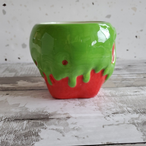 20 oz Disney Snow White Evil Queen Poison Apple Sculpted Ceramic Mug - Picture 4 of 7